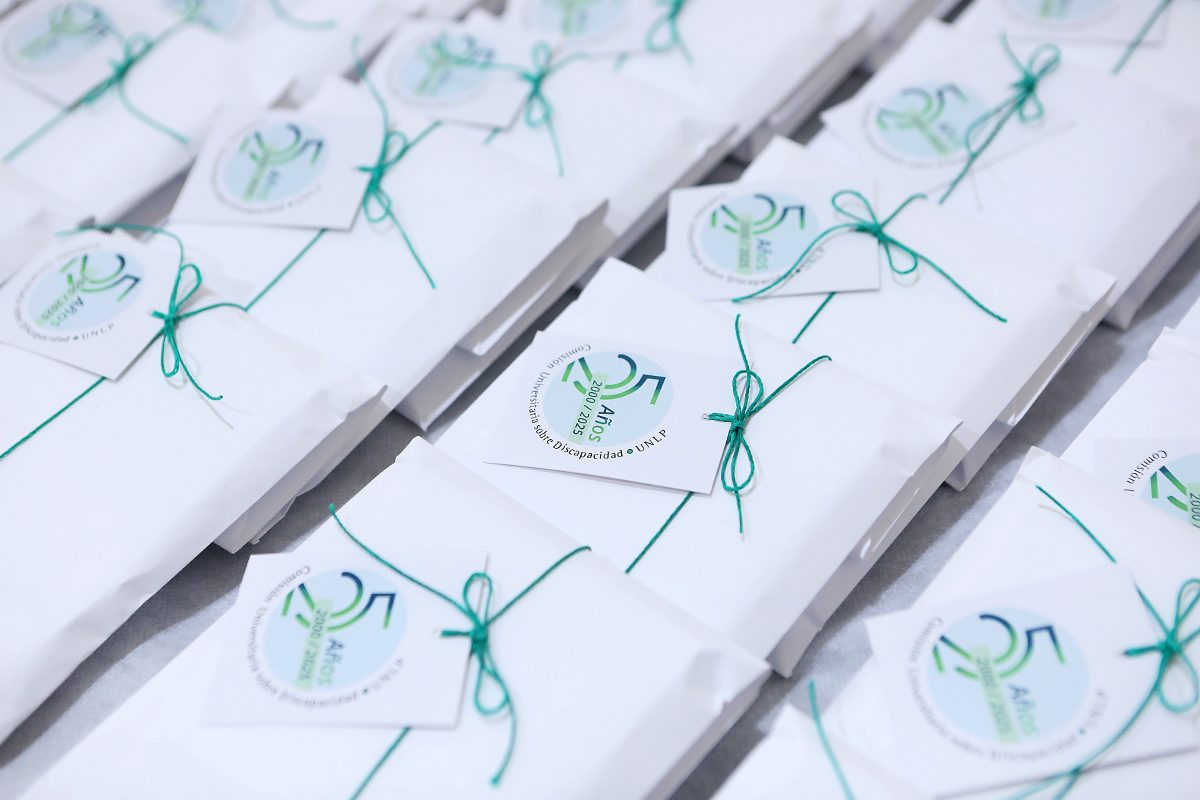 25 Años de la Comisión Universitaria sobre Discapacidad!  Un cuarto de siglo construyendo accesibilidad, trabajo por la inclusión y los Derechos Humanos en #UNLP ¡Felicidades por su trayectoria! 
unlp.edu.ar/institucional/…