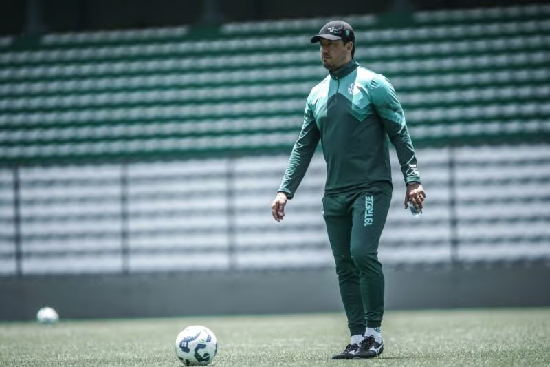liberta___depre's tweet photo. Juventude irá com força máxima para a partida contra o Santos, nesta quarta-feira (03). A única exceção é o volante Caíque, que está suspenso pelo terceiro cartão amarelo.

O sentimento da diretoria do clube gaúcho é: que o time precisa terminar o campeonato brasileiro, mesmo já rebaixado, diante da sua torcida com uma vitória. 

Via: @ESPNBrasil / @andrehernan 

📷Fernando Alves/ECJ