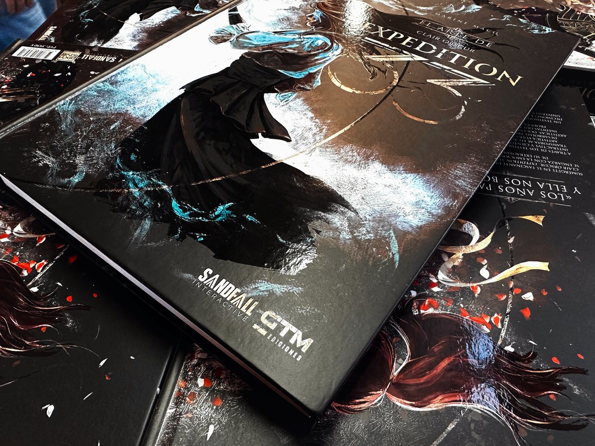 GamesTribune's tweet photo. 👩‍🎨«Los años pasan y ella nos borra»

¡Ya empiezan a salir de imprenta las primeras unidades de El arte de Clair Obscur: Expedition 33!

📖¡Impresiona al verlo en físico! ¡Vaya espectáculo!

✅¡Reserva la edición estándar ahora y tendrás regalo de Navidad! https://t.co/LjtI37OA3I https://t.co/ocfUjCIGPh