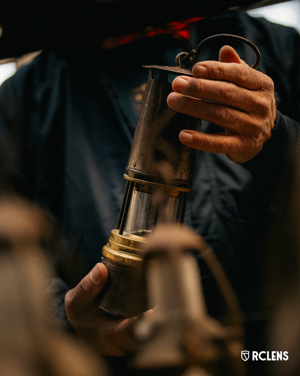 « Nos grands-pères étaient mineurs, déjà fiers de leur couleurs. » ⛏️

Cet héritage dépasse les festivités, il forge notre identité. En ce 4 décembre, jour de la #SainteBarbe, le Racing pense aux mineurs dont le sacrifice, le courage et la solidarité guident encore nos valeurs.