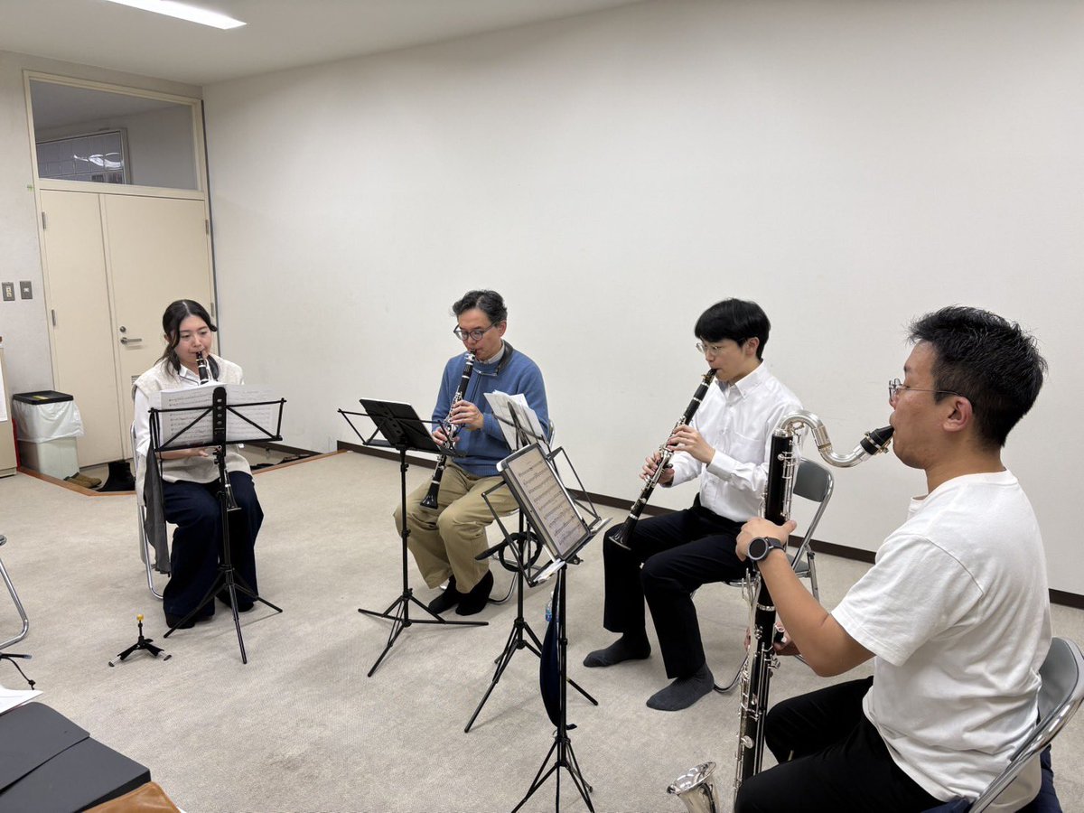 Mi_Kamerata's tweet photo. こんばんは！
本日も合わせを行いました⛄️
写真は「朝のソナタ」、「タンゴの歴史より」の合わせの様子です✨
本日は大雪でした、皆様もお気をつけてお過ごしください🙇‍♂️
ご予約はこちらから💁 https://t.co/1tNEOtH9kd

#クラリネット
#クラリネットアンサンブル
#ミカメラータ https://t.co/RG3l9HfvIO