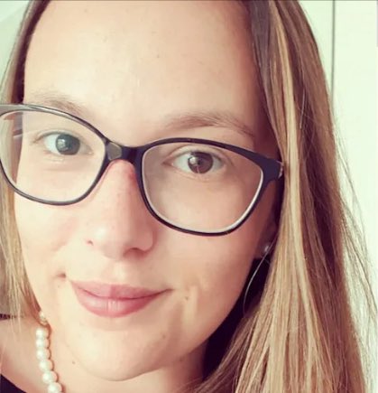 Cultination1's tweet image. Avant la séance, Victoria a observé le propriétaire du spa installer le système, qui semblait propre et bien entretenu, ce qui l'a rassurée. Le bassin contenait des centaines de poissons Garra rufa (connus comme "poissons-docteurs"), originaires des rivières d'Asie occidentale,…