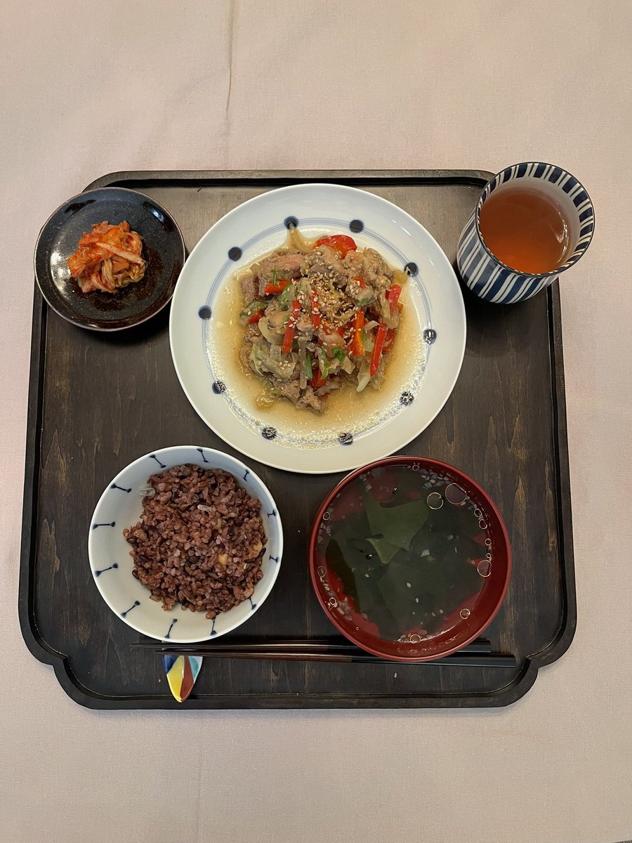 eyecocoro's tweet photo. 今週もおひとりさまパリなんですよ〜と言ったら、下の���の方(韓国系アメリカ人)が自家製韓国風チキンマリネとキムチを下さった… 美味しい… https://t.co/ceRjELnW55