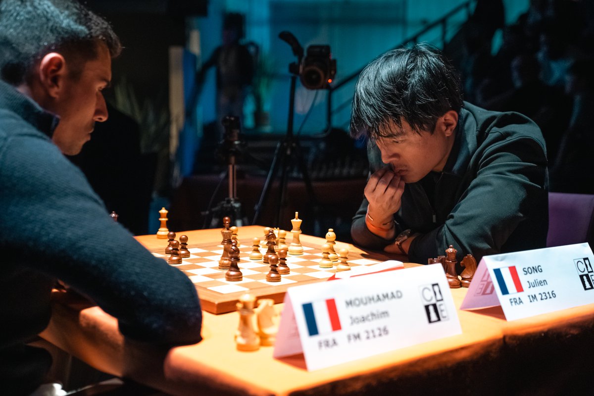 On me dit souvent : « Pourquoi tu ne fais pas tes vidéos en anglais, tu exploserais encore plus ! ». Et je réponds toujours la même chose : je ne pense pas que ce soit une bonne idée.

Aujourd’hui, le Top 10 mondial des créateurs de contenu aux échecs est dominé par les