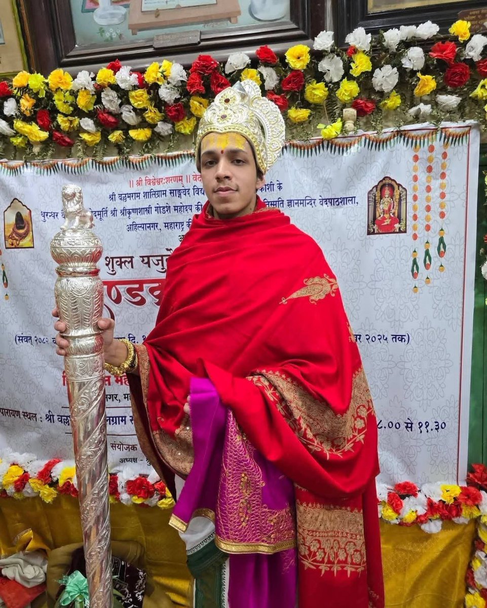 इस लड़के के लिए नील मानवों की नफरत देखने योग्य है। अरे मूर्खो अगर वह सारे वेद स्मृति में रखकर लगातार बोल सकता है तो वो दुनिया की कोई भी किताब पढ़ कर आईएएस या वैज्ञानिक बन सकता है।आरक्षण पोषित बुद्धि के चलते तुम्हारा वह IQ ही नहीं है जो यह सब सोच सके !!