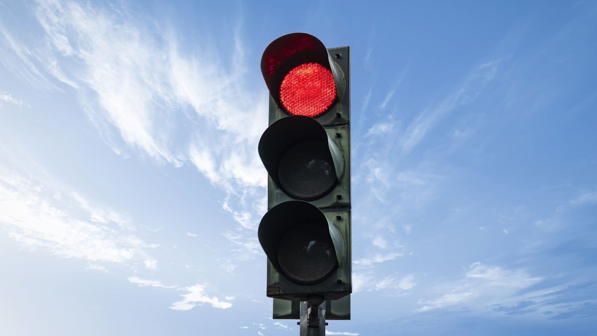 Cultination1's tweet image. 🇫🇷🚗 - LOUIS SARKOZY VEUT SUPPRIMER TOUS LES FEUX ROUGES ET PANNEAUX DE SIGNALISATION. 

Louis Sarkozy, candidat à la mairie de Menton, propose de supprimer les feux rouges, lignes blanches et panneaux de signalisation pour responsabiliser les conducteurs. 

Selon lui, les «…