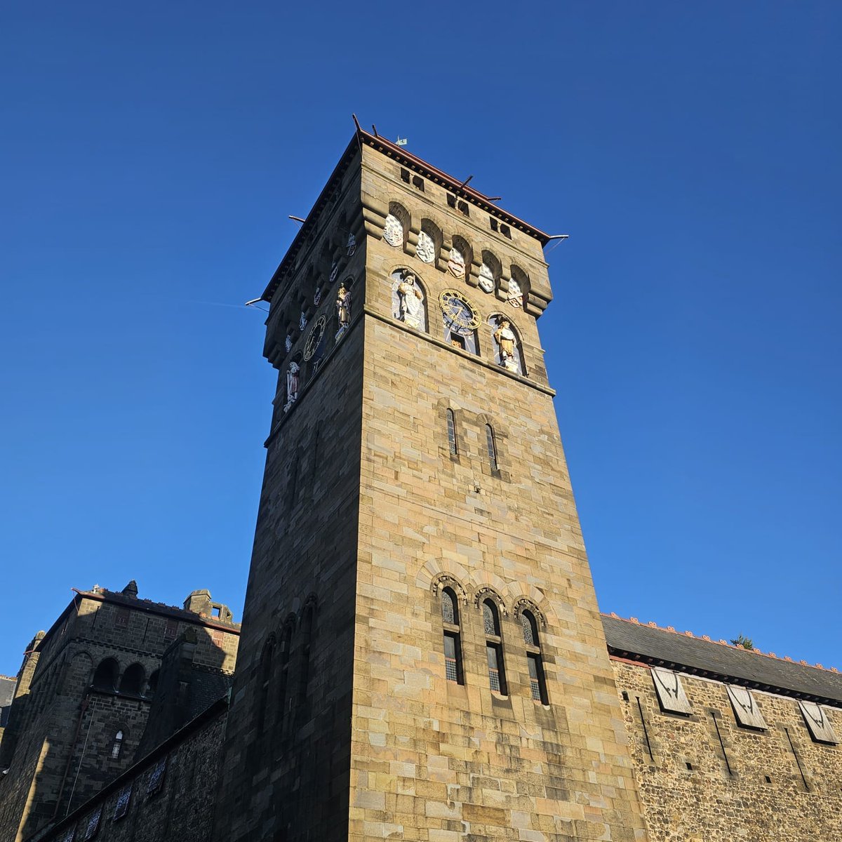 AnaMoretto4's tweet image. #AlphabetChallenge #WeekWforWindows 
#WindowsOnWednesday 

#Cardiff Castle, Wales.