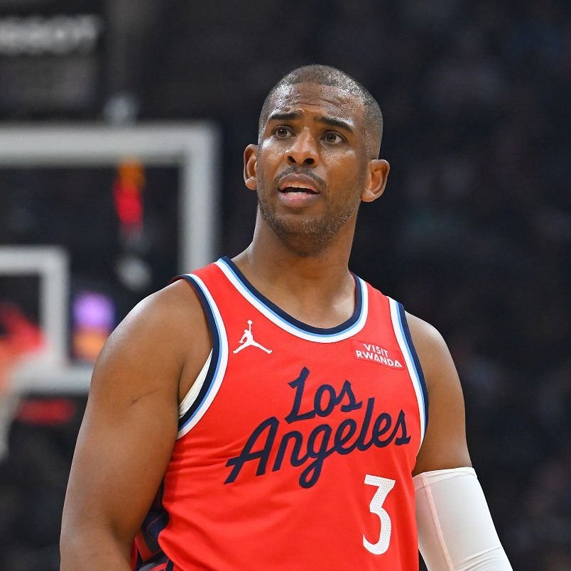 NBAdabad's tweet photo. Cara, sério... Eu tô sem acreditar que o Clippers dispensou o Chris Paul na temporada de despedida dele.

Ele é o motivo de uma geração de fãs respeitar pelo menos um pouco o Clippers. Foi o rosto de um dos times mais divertidos da década passada, líder da franquia em assistências.

Como você dispensa o maior jogador do time nesse contexto e durante a madrugada, enquanto o cara dormia?

Isso não existe.