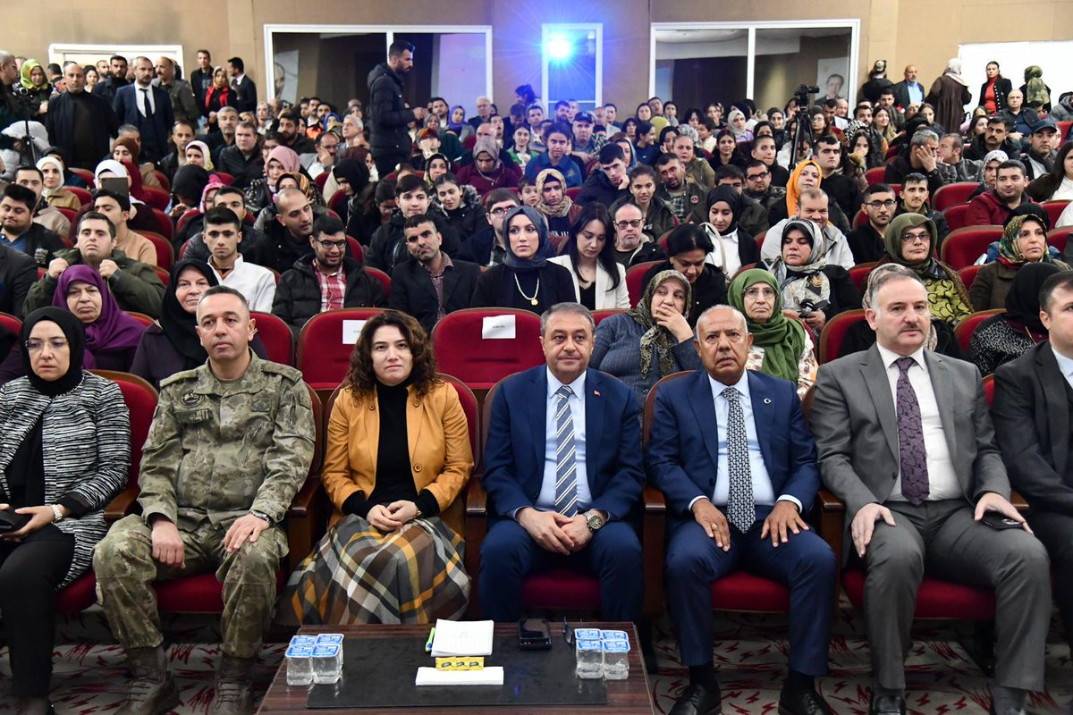 sanliurfabld's tweet photo. 💜 Engel Kalpte ve Zihindedir!

Şanlıurfa Büyükşehir Belediyesi ve Valiliğimiz iş birliğinde düzenlenen 3 Aralık Dünya Engelliler Günü programı büyük bir coşkuyla kutlandı.

Başkan Vekilimiz Cuma Demir, "Asıl engel; kalplerdeki duvarlar, gözlerdeki perdeler ve dilimizle kurduğumuz ayrışmalardır. Biz, hayatın tüm alanlarında eşit haklara sahip kardeşlerimizle güçlü bir dayanışma mesajı veriyoruz."

Engelliler Yaşam ve Koordinasyon Merkezi'ndeki bireylerimizin sahne aldığı şiir, tiyatro ve sıra gecesi gösterileri izleyicilerden tam not aldı.

Şanlıurfa Büyükşehir Belediyesi olarak, engelli kardeşlerimizin taleplerini yol haritamız kabul ediyor, eşit ve erişilebilir bir şehir için çalışmalarımızı kararlılıkla sürdürüyoruz.