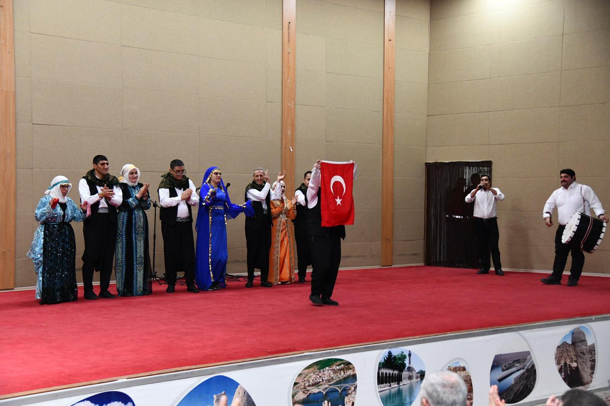 sanliurfabld's tweet photo. 💜 Engel Kalpte ve Zihindedir!

Şanlıurfa Büyükşehir Belediyesi ve Valiliğimiz iş birliğinde düzenlenen 3 Aralık Dünya Engelliler Günü programı büyük bir coşkuyla kutlandı.

Başkan Vekilimiz Cuma Demir, "Asıl engel; kalplerdeki duvarlar, gözlerdeki perdeler ve dilimizle kurduğumuz ayrışmalardır. Biz, hayatın tüm alanlarında eşit haklara sahip kardeşlerimizle güçlü bir dayanışma mesajı veriyoruz."

Engelliler Yaşam ve Koordinasyon Merkezi'ndeki bireylerimizin sahne aldığı şiir, tiyatro ve sıra gecesi gösterileri izleyicilerden tam not aldı.

Şanlıurfa Büyükşehir Belediyesi olarak, engelli kardeşlerimizin taleplerini yol haritamız kabul ediyor, eşit ve erişilebilir bir şehir için çalışmalarımızı kararlılıkla sürdürüyoruz.