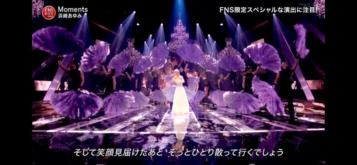 NaChuAyu's tweet photo. 紅白かと思うくらいの登場から歌姫ayu降臨で最高な演出だったよ💖🪽
今日ナチュラルなメイクだった気がする☺️こんな可愛い47歳って信じられる？
エイネでも聴けたけど20年以上前の2004年のMoments大好きだしテレビでも観れて嬉しい🥰
mimosaもまた楽しみ👸

#FNS歌謡祭
#浜崎あゆみ
#ayumihamasaki https://t.co/JZccR8jNNo