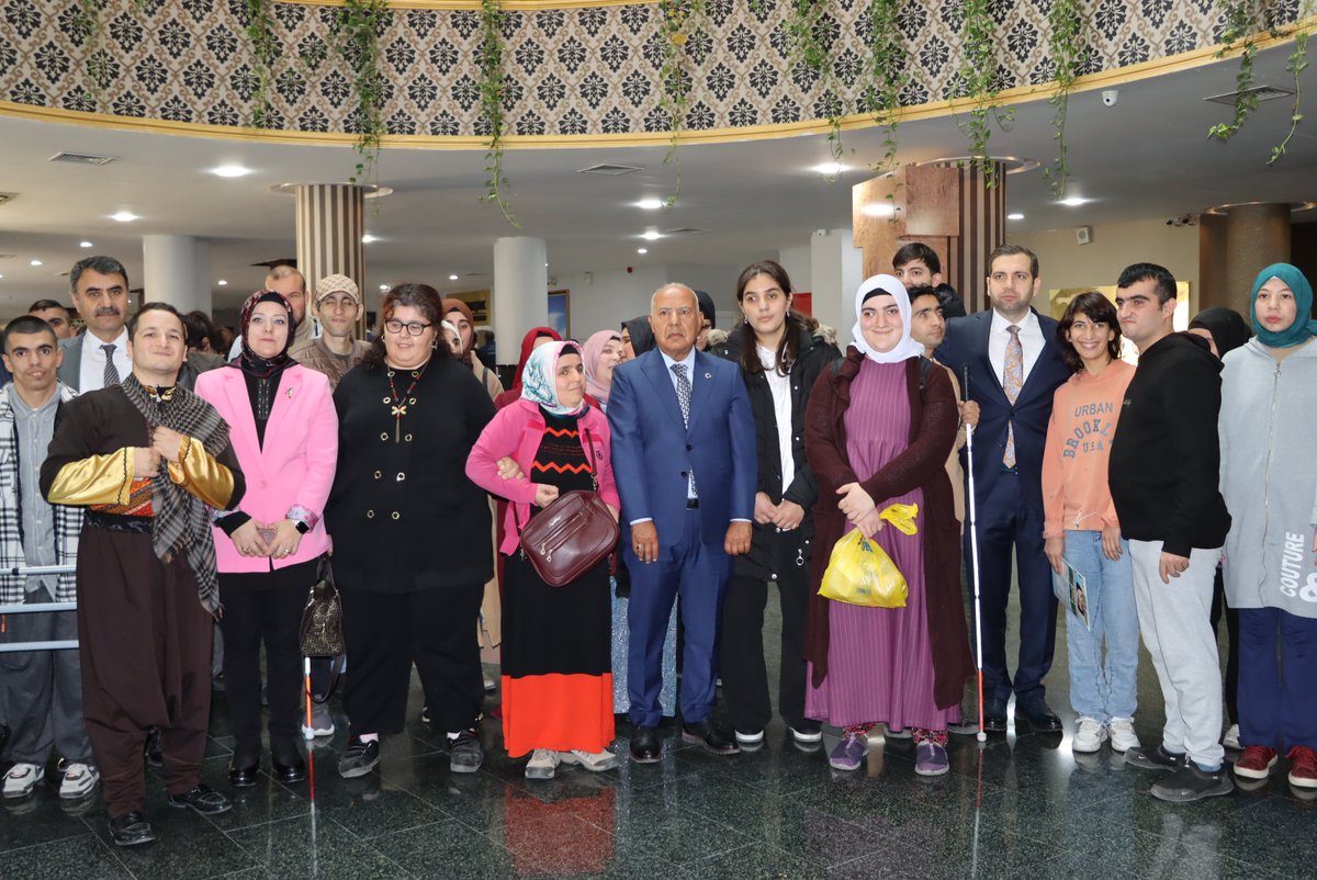 sanliurfabld's tweet photo. 💜 Engel Kalpte ve Zihindedir!

Şanlıurfa Büyükşehir Belediyesi ve Valiliğimiz iş birliğinde düzenlenen 3 Aralık Dünya Engelliler Günü programı büyük bir coşkuyla kutlandı.

Başkan Vekilimiz Cuma Demir, "Asıl engel; kalplerdeki duvarlar, gözlerdeki perdeler ve dilimizle kurduğumuz ayrışmalardır. Biz, hayatın tüm alanlarında eşit haklara sahip kardeşlerimizle güçlü bir dayanışma mesajı veriyoruz."

Engelliler Yaşam ve Koordinasyon Merkezi'ndeki bireylerimizin sahne aldığı şiir, tiyatro ve sıra gecesi gösterileri izleyicilerden tam not aldı.

Şanlıurfa Büyükşehir Belediyesi olarak, engelli kardeşlerimizin taleplerini yol haritamız kabul ediyor, eşit ve erişilebilir bir şehir için çalışmalarımızı kararlılıkla sürdürüyoruz.