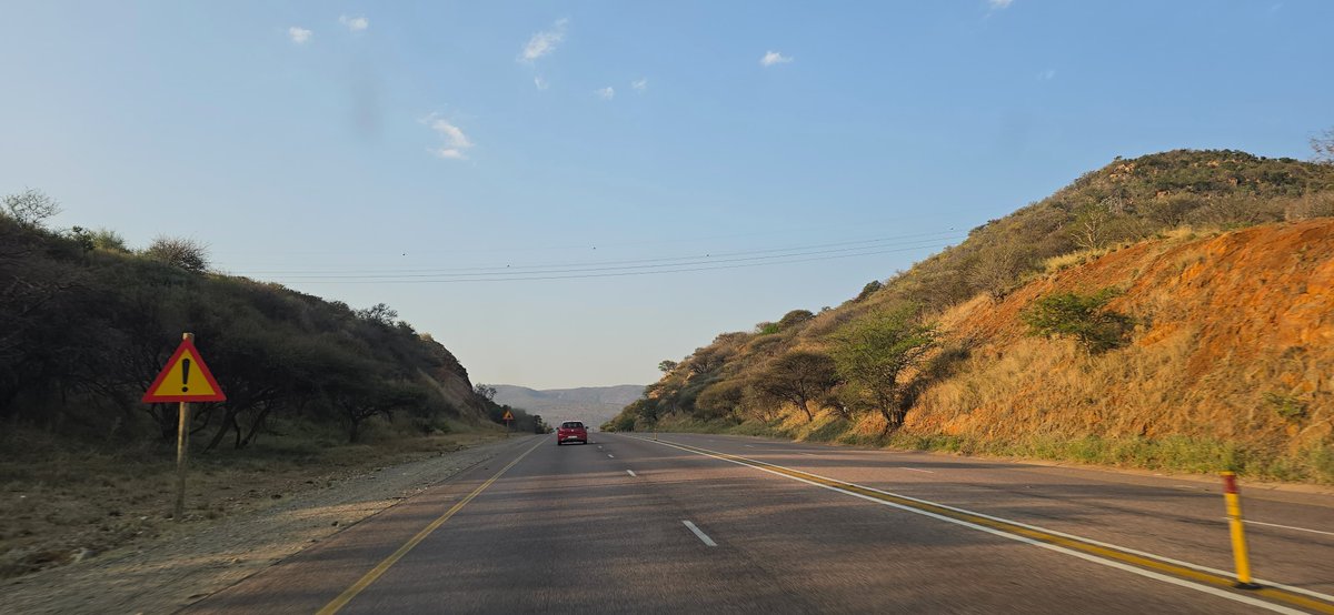 LimChronicle's tweet image. 𝗦𝗔𝗡𝗥𝗔𝗟 𝗜𝗠𝗣𝗟𝗘𝗠𝗘𝗡𝗧𝗦 𝗧𝗔𝗣-𝗧𝗢-𝗣𝗔𝗬 𝗔𝗧 𝗧𝗢𝗟𝗟 𝗚𝗔𝗧𝗘𝗦

The South African National Roads Agency [SANRAL] has announced that as of 1 December 2025, they are rolling out tap-to-pay functionality, enabling road users to pay toll fees with contactless…