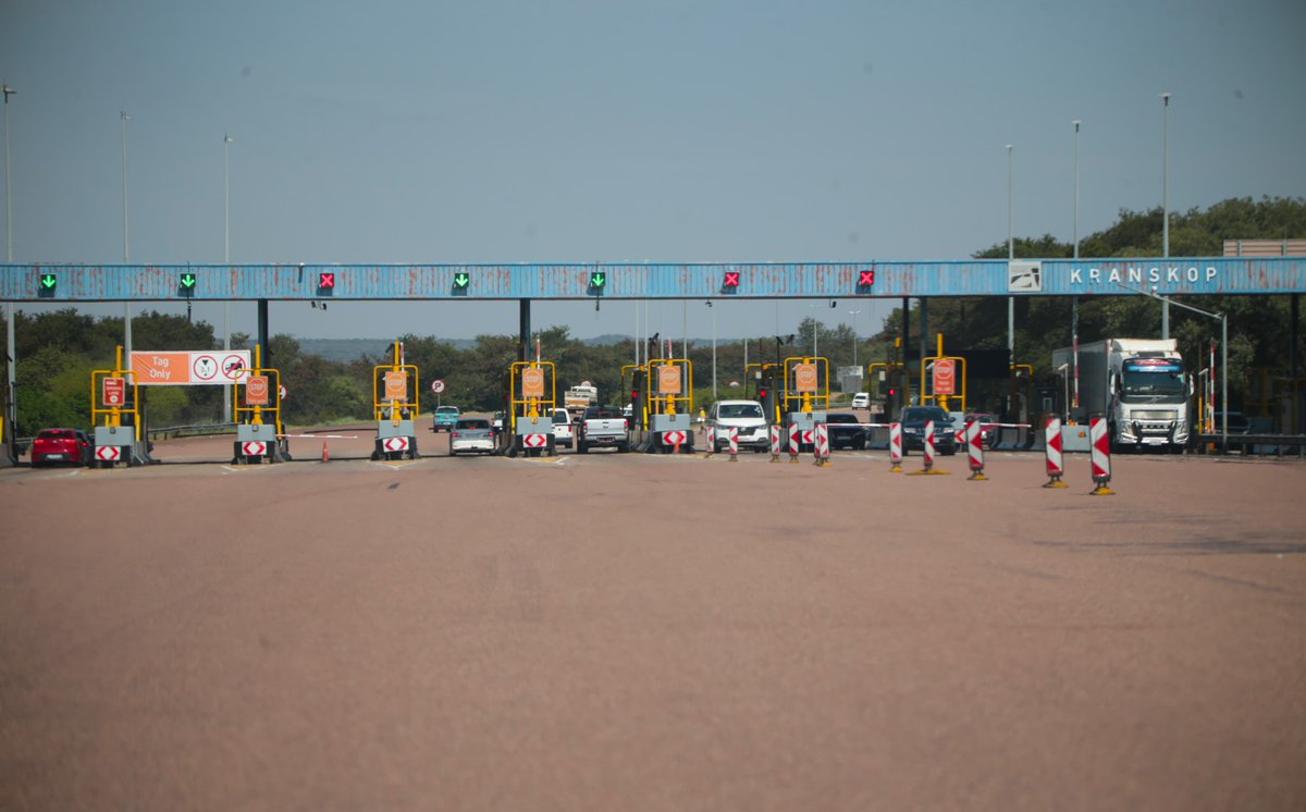 LimChronicle's tweet image. 𝗦𝗔𝗡𝗥𝗔𝗟 𝗜𝗠𝗣𝗟𝗘𝗠𝗘𝗡𝗧𝗦 𝗧𝗔𝗣-𝗧𝗢-𝗣𝗔𝗬 𝗔𝗧 𝗧𝗢𝗟𝗟 𝗚𝗔𝗧𝗘𝗦

The South African National Roads Agency [SANRAL] has announced that as of 1 December 2025, they are rolling out tap-to-pay functionality, enabling road users to pay toll fees with contactless…