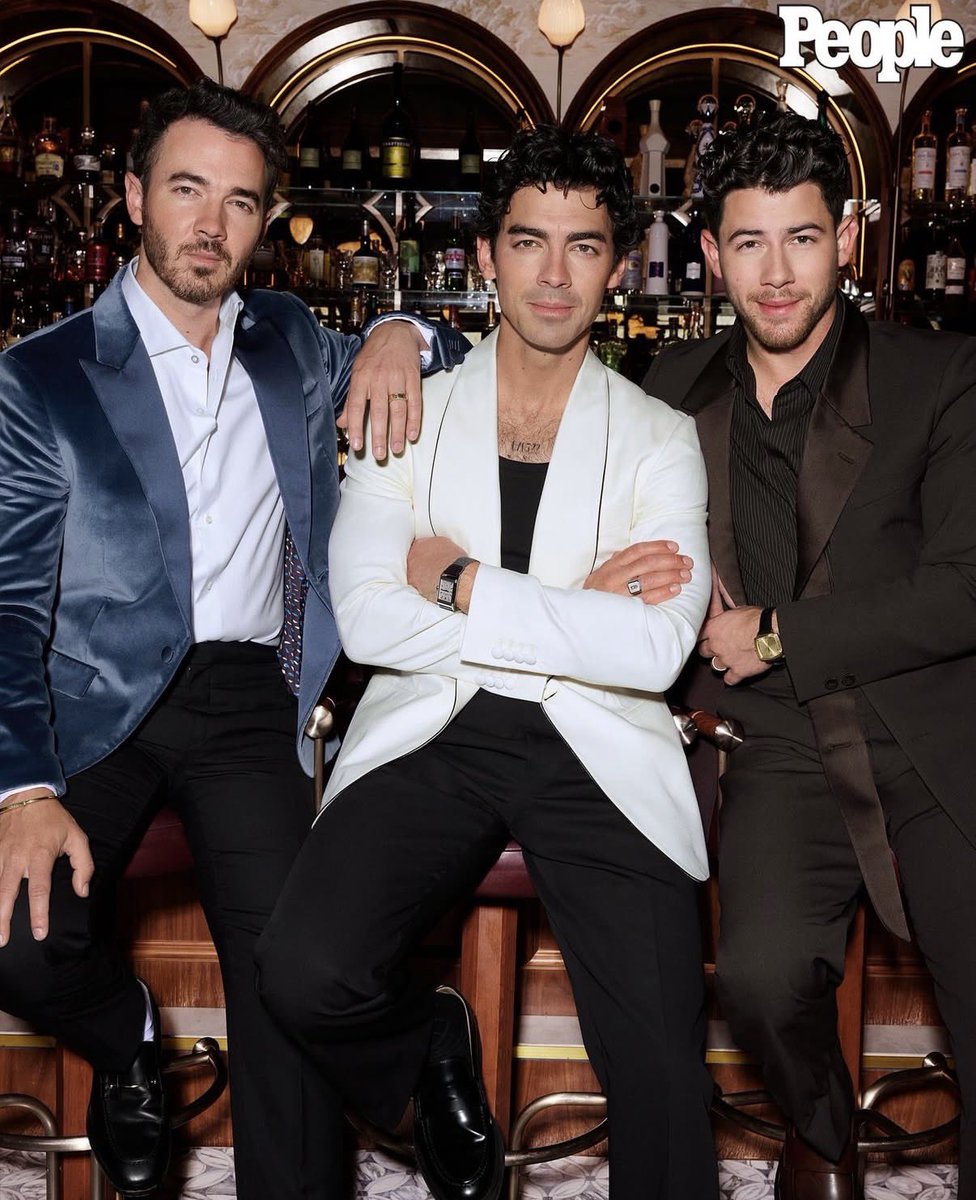 jonasgotmegood's tweet image. ok but this might be the hottest photo ever of the jonas brothers