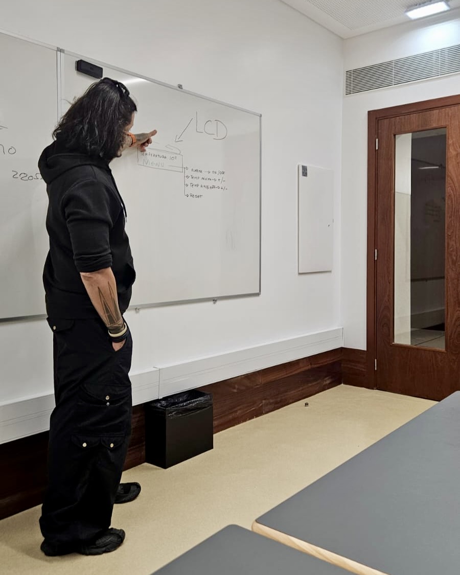 ratoadcc's tweet image. 📸
🇵🇹 A #RatoADCC está a implementar sessões de formação sobre #IA aplicada à criação de projetos em Arduino em #parceria com ES João Barros e EP Bento Jesus Caraça.

Atividades feitas no âmbito das Ações Jovens da @CMSeixal 

#SempreAAprender
.
🇬🇧 Workshops about #AI &amp;amp; #Arduino