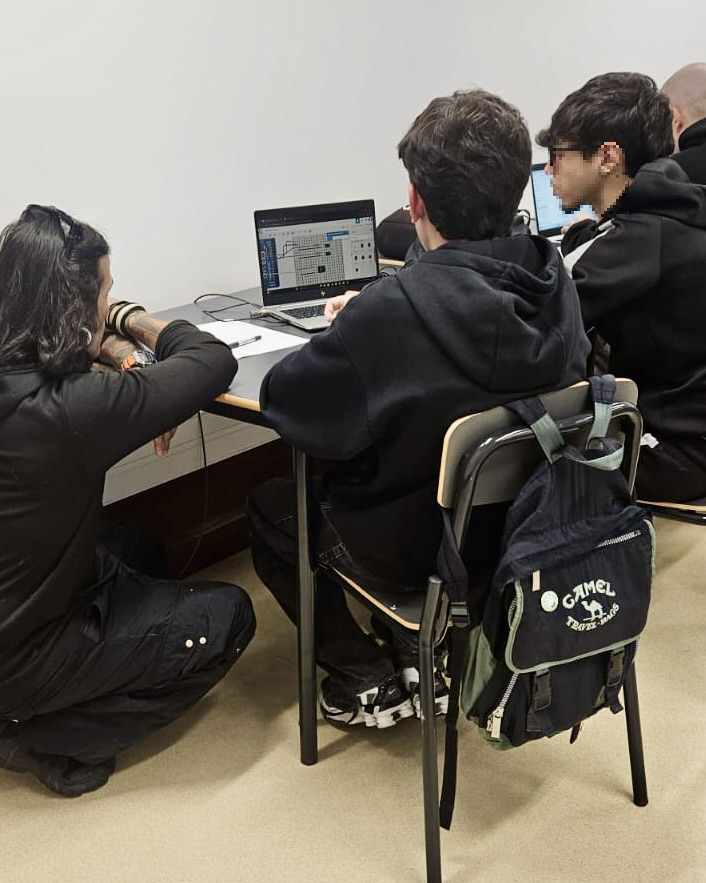 ratoadcc's tweet image. 📸
🇵🇹 A #RatoADCC está a implementar sessões de formação sobre #IA aplicada à criação de projetos em Arduino em #parceria com ES João Barros e EP Bento Jesus Caraça.

Atividades feitas no âmbito das Ações Jovens da @CMSeixal 

#SempreAAprender
.
🇬🇧 Workshops about #AI &amp;amp; #Arduino