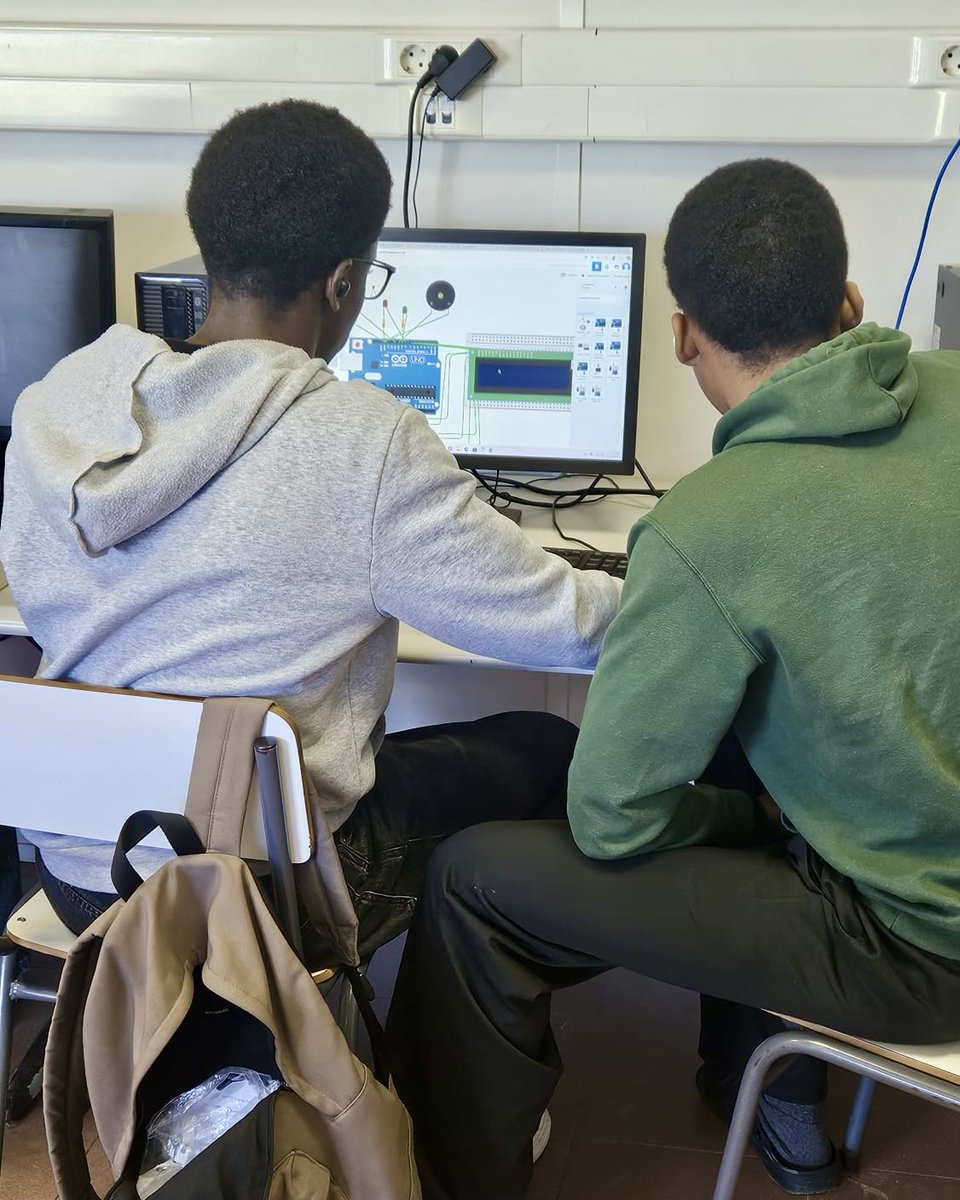 ratoadcc's tweet image. 📸
🇵🇹 A #RatoADCC está a implementar sessões de formação sobre #IA aplicada à criação de projetos em Arduino em #parceria com ES João Barros e EP Bento Jesus Caraça.

Atividades feitas no âmbito das Ações Jovens da @CMSeixal 

#SempreAAprender
.
🇬🇧 Workshops about #AI &amp;amp; #Arduino