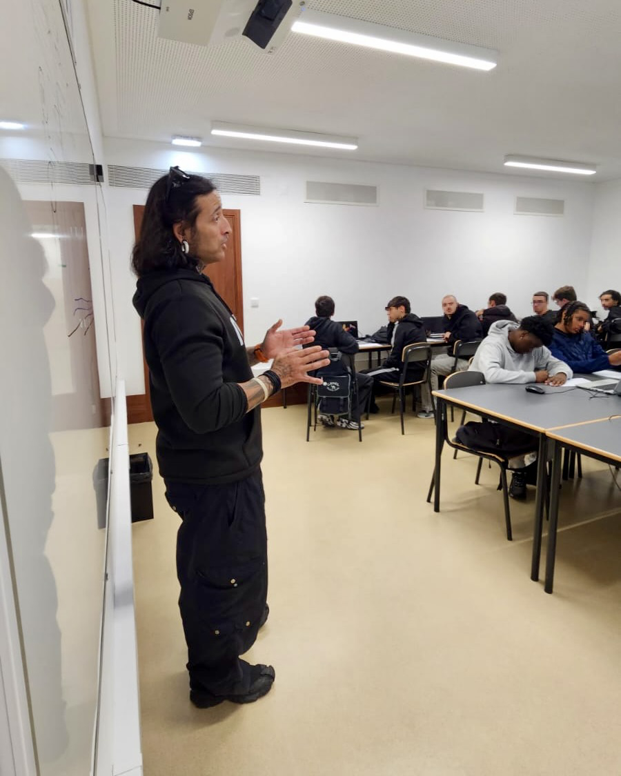 ratoadcc's tweet image. 📸
🇵🇹 A #RatoADCC está a implementar sessões de formação sobre #IA aplicada à criação de projetos em Arduino em #parceria com ES João Barros e EP Bento Jesus Caraça.

Atividades feitas no âmbito das Ações Jovens da @CMSeixal 

#SempreAAprender
.
🇬🇧 Workshops about #AI &amp;amp; #Arduino