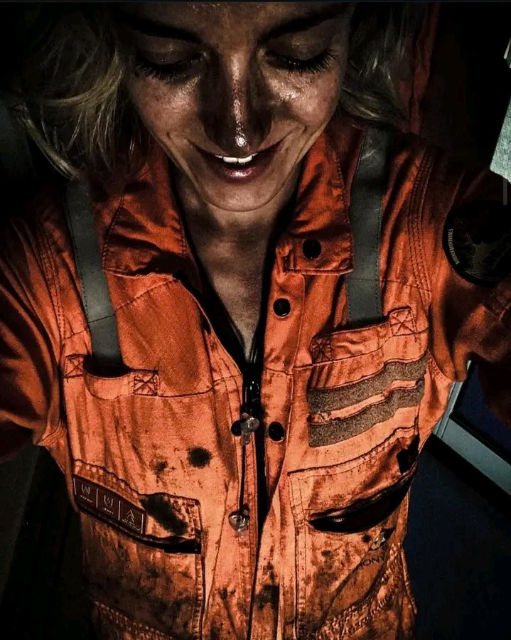 brendabeck561's tweet photo. Signature look.
_#mylook #signaturelook #portrait #marineengineer #coverall #orange #diesel #oil #workatsea #womanatsea #seafarers #dirtyjobbutsomeonehastodoit #becoolstaycool https://t.co/NWi5thTA83