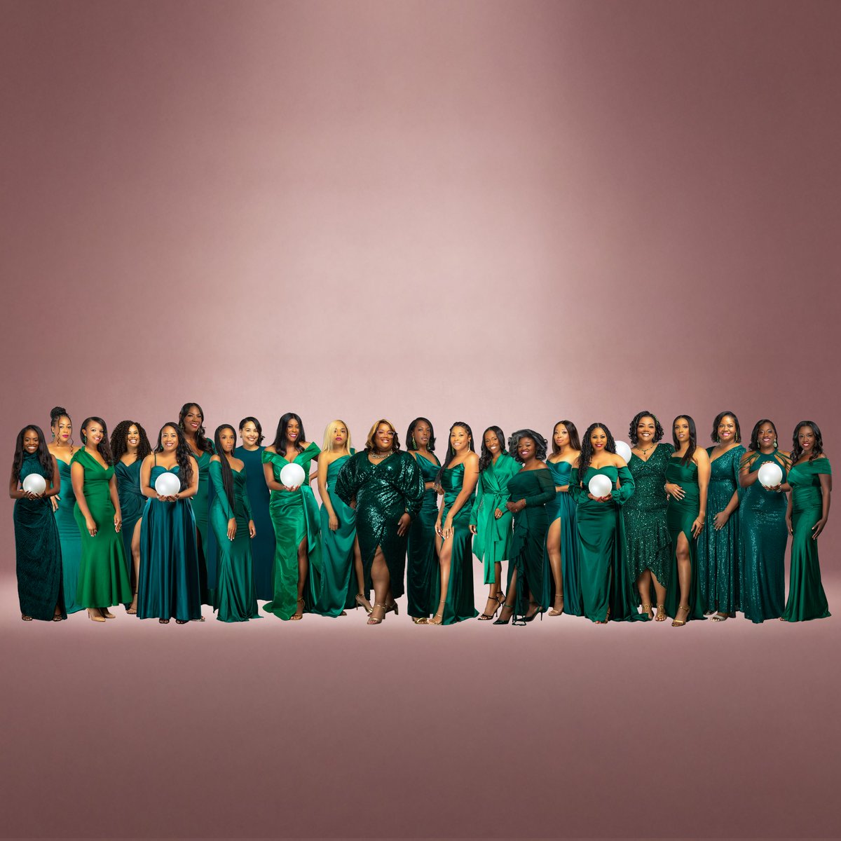 SayitSavoy's tweet image. It&apos;s been 20 years of sisterhood since the 27 Elements of Envy took over the  yard at @UHouston Love them forever! 💗💚 #stillenvied #Fall05Day  #DEVOUT