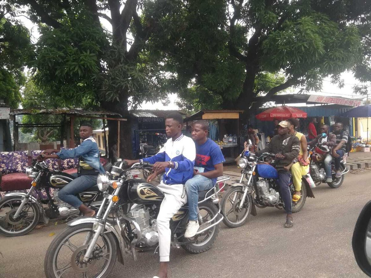 La levée de l'interdiction d'importer des machettes et des motos après une longue suspension soulève des questions quant à la réglementation et à l'impact de cette décision sur les marchés locaux et la sécurité. #Congo