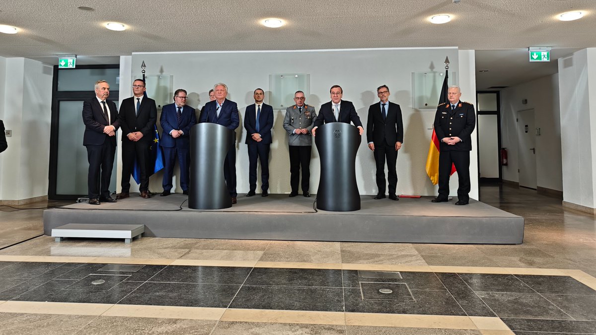ChSchweppe's tweet photo. Krisengipfel #DLBO heute im Ministerium: #Pistorius hat 7 beteiligte Firmen einbestellt. Erstmals wird eingeräumt, dass der letzte Test unzufriedenstellend war. Pistorius: "Wir sind verdammt zum Erfolg!" Er schreie derzeit nicht "Hurra, Hurra", wolle aber optimistisch bleiben. https://t.co/TaZm0UVlqt