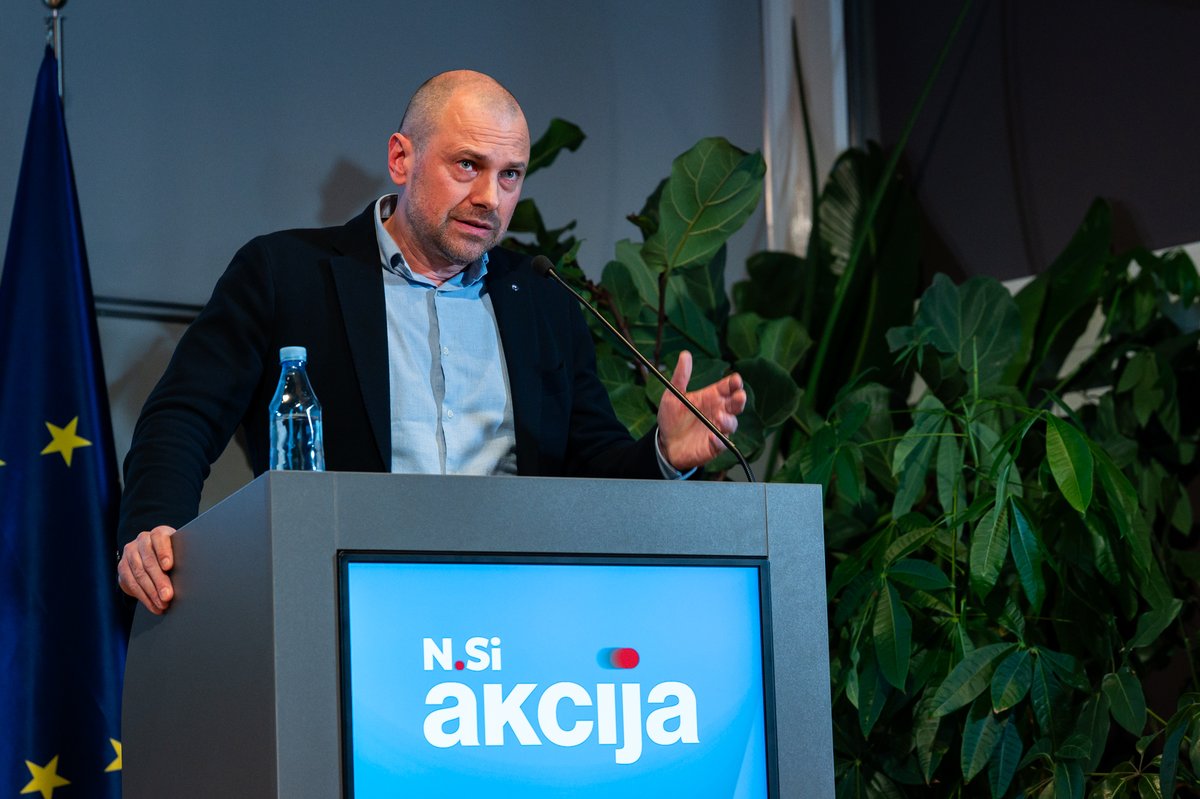 Na programski konferenci #NSi tudi Blaž Brodnjak, predsednik uprave družbe NLB 👏

🗣️Slovenija je ena izmed najbolj odprtih držav na svetu in zato tudi zelo odvisna od mednarodne konkurenčnosti. Zato na trgu ne moremo tekmovati s ceno, ampak s kakovostjo.

#akcija #nsi
