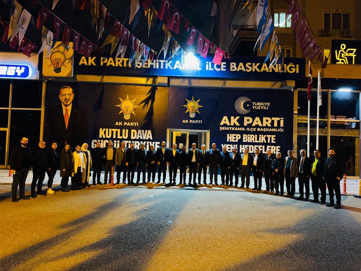 Günün her anında sahada, milletimizin hizmetindeydik. Bir dizi programın ardından teşkilatımızla birlikte günün değerlendirmesini yaptık. 

Her daim milletin emrinde, birlikte güçlü ve kararlıyız. 🇹🇷 

<a href="/abdulhamitgul/">Abdulhamit Gül</a> 
<a href="/fmfedaioglu/">Fatih Muhaddis FEDAİOĞLU</a> 
<a href="/FatmaSahin/">Fatma Şahin</a> 
<a href="/umutymz/">Av.Umut YILMAZ</a>
<a href="/ismailguler027/">İsmail Güler</a>