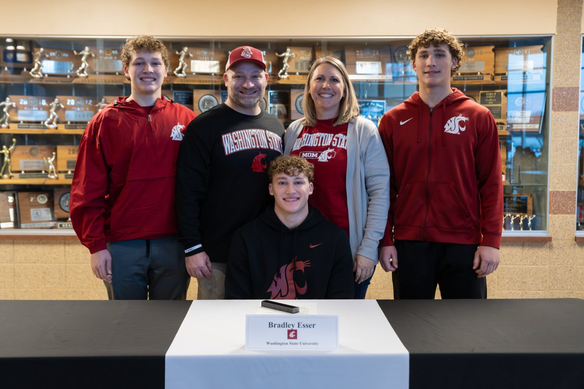 Congrats to <a href="/bradleyesser11/">Bradley Esser 26’ LB</a> for signing his NLI to play at Wash St! Well done! #TigerPride