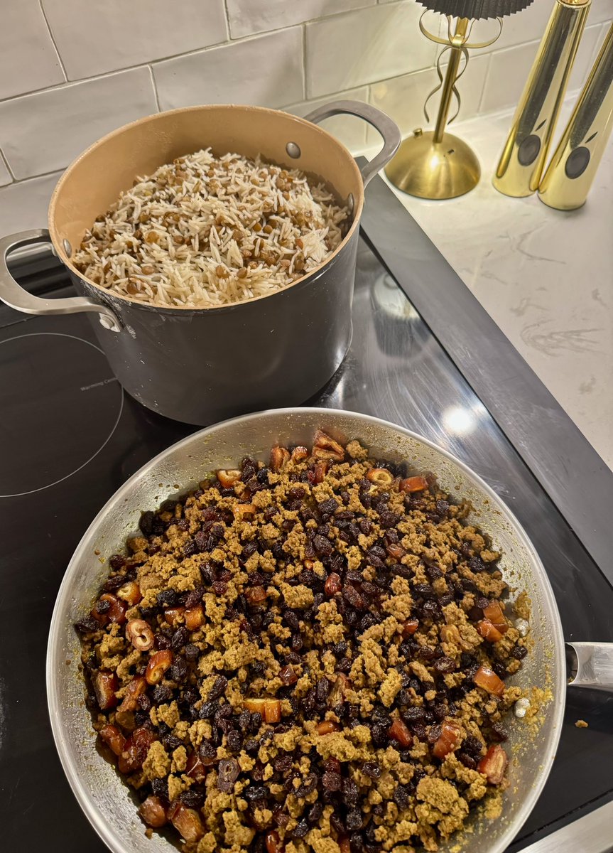 قابلمه پارتی در آفیس 
هر ماه یه مدل غذای ایرانی رو میکنم چشمشون🙂‍↔️