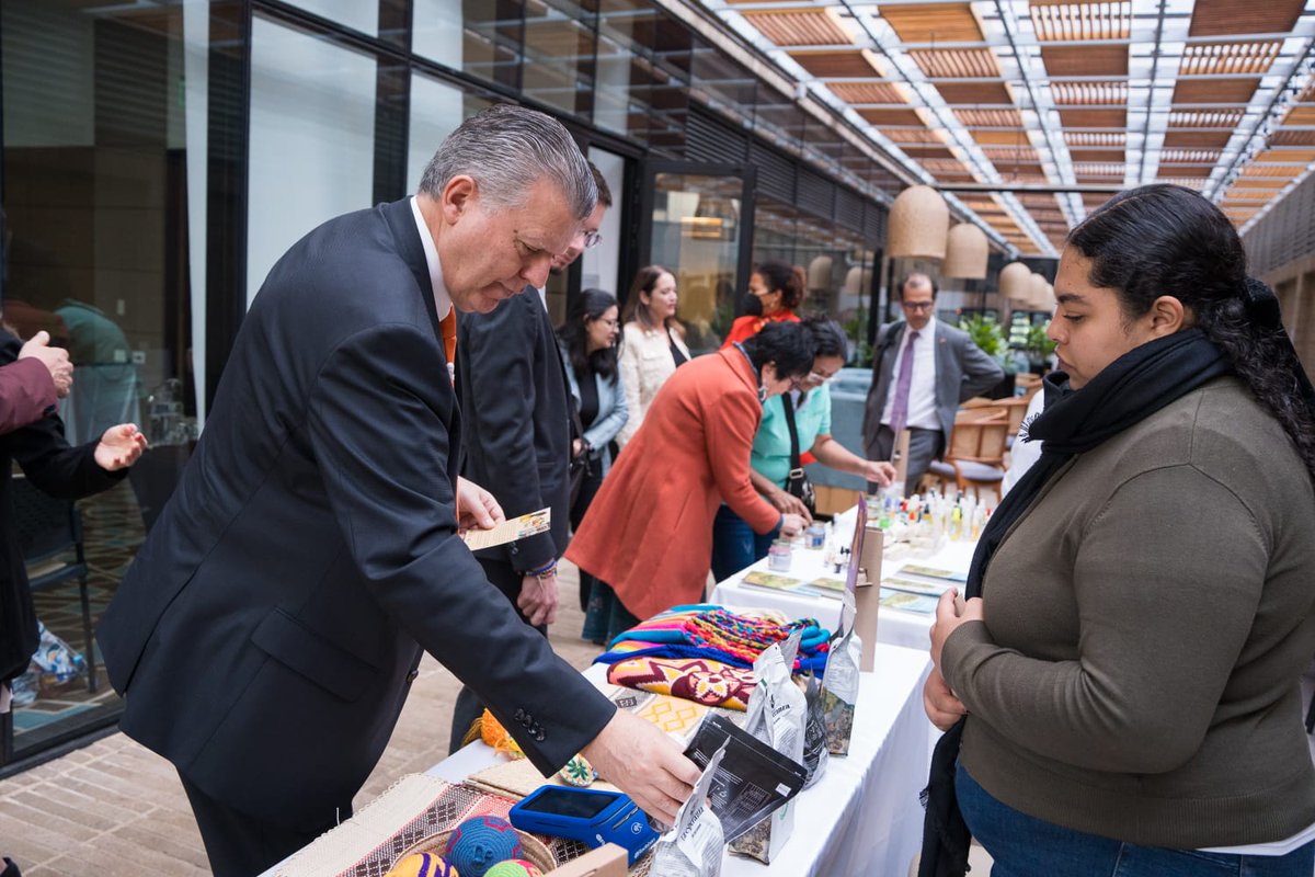 SuizaColombia's tweet image. 2/4
En esta sesión, nos enfocamos en 4 ejes fundamentales: 
✊ Mujeres, Paz, Seguridad y asuntos humanitarios 
✊ Violencias contra mujeres y niñas 
✊ Participación política y gestión pública con enfoque de género 
✊ Cuidados, empleabilidad y desarrollo económico.
