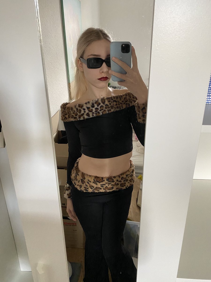 Bri46061070's tweet photo. ich will unterhalten werden.
antreten.
findom femdom humanatm cashcow paypig #humanatm #financialdomination#footfetish #feet #heels #geldsklave #zahlsklave #handpics
melkung #zahlschwein cashmeetberlin https://t.co/tz1e0aqiDz