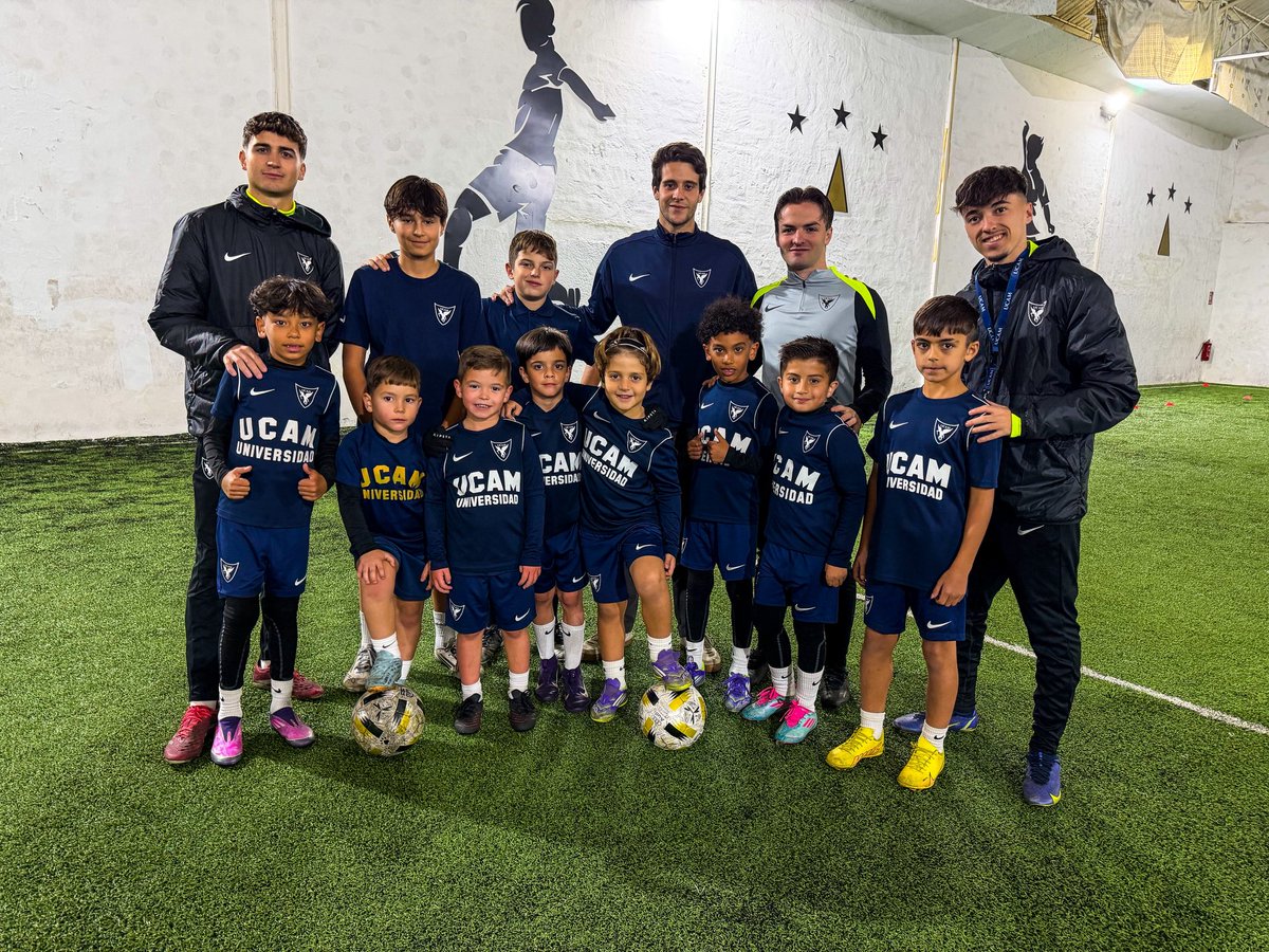 UCAMMurciaCF's tweet photo. 🤩 Está semana el defensa Nacho ha conocido de primera mano a los más jóvenes de nuestra Escuela de Tecnificación.

Técnicas, consejos, risas y incluso participó en varias tareas programadas por nuestros técnicos de la @ucamcf_academy.

Una experiencia única y de aprendizaje. 

📍 Ciudad del Fútbol Murcia. 

📰 https://t.co/Nhmn0NYn9N

¡Sois los mejores! 🫂💙