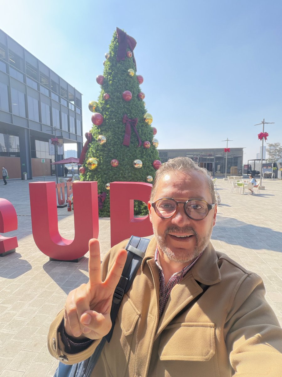 Hoy cerramos semestre con la exposición del #HuachicolFiscal de la materia de Combate a la #corrupción en la <a href="/UPMexico/">Universidad Panamericana Ciudad de México</a> <a href="/UPInstitucional/">Universidad Panamericana</a>. Extraordinario grupo! Aquí aprendemos todos!.