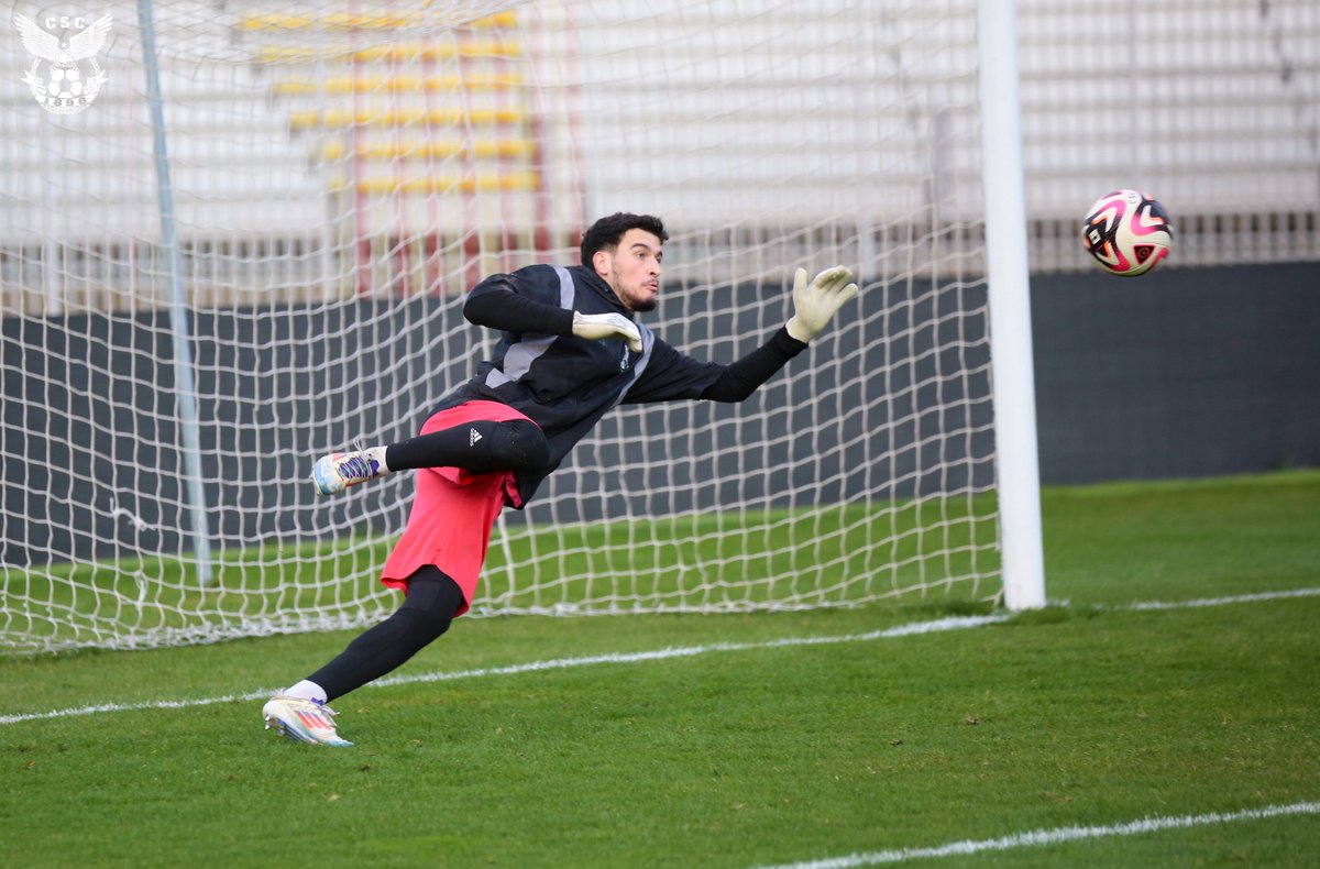 CSCClub1898's tweet photo. 𝐆𝐎𝐀𝐋𝐊𝐄𝐄𝐏𝐄𝐑 𝐓𝐑𝐀𝐈𝐍𝐈𝐍𝐆🧤🦅⚽️
تركيز كبير لحراس عرين العميد في تدريبات اليوم ✅️

#teamcsc #TheDean1898 #Csconstantine https://t.co/gTbw5qbebz