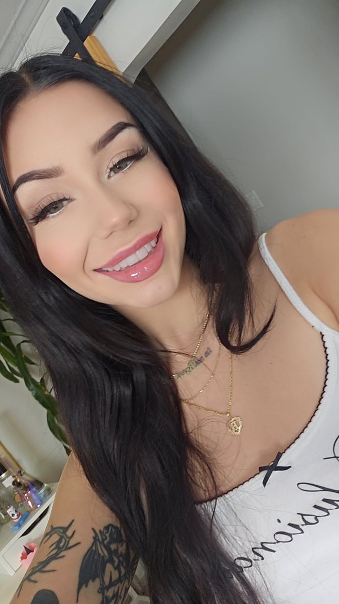 Perfexiaa's tweet image. she smiles