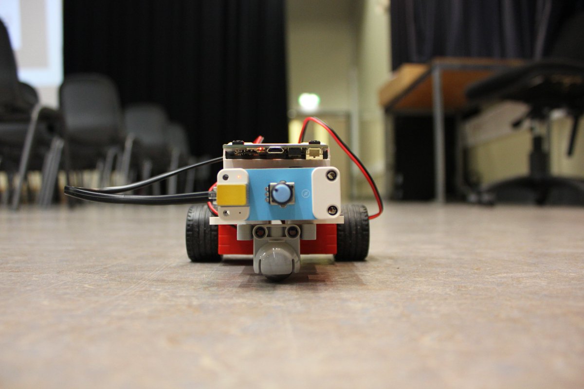 CHS_BusComp's tweet image. Over 3 thrilling days, S1 pupils took on the Robot Olympics, testing teamwork, problem-solving &amp;amp; digital skills! The final day went brilliantly, with lots of decisions to make about our winning team. Thanks to the Big Bang Schools Bursary for making it possible! @clydebankhigh