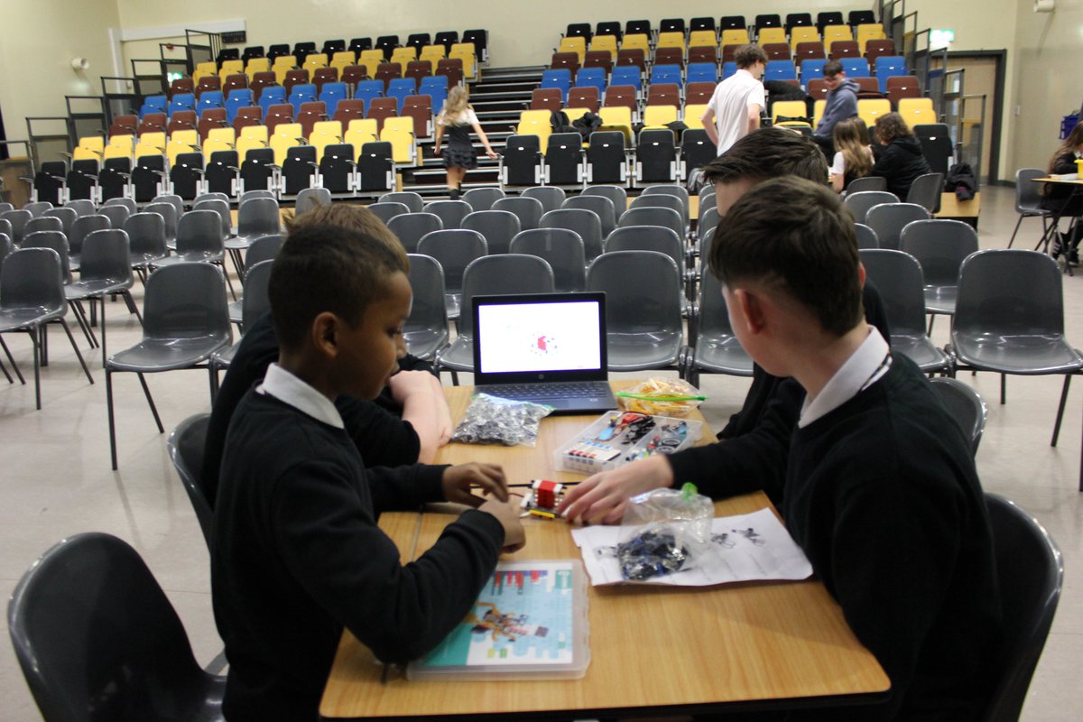 CHS_BusComp's tweet image. Over 3 thrilling days, S1 pupils took on the Robot Olympics, testing teamwork, problem-solving &amp;amp; digital skills! The final day went brilliantly, with lots of decisions to make about our winning team. Thanks to the Big Bang Schools Bursary for making it possible! @clydebankhigh