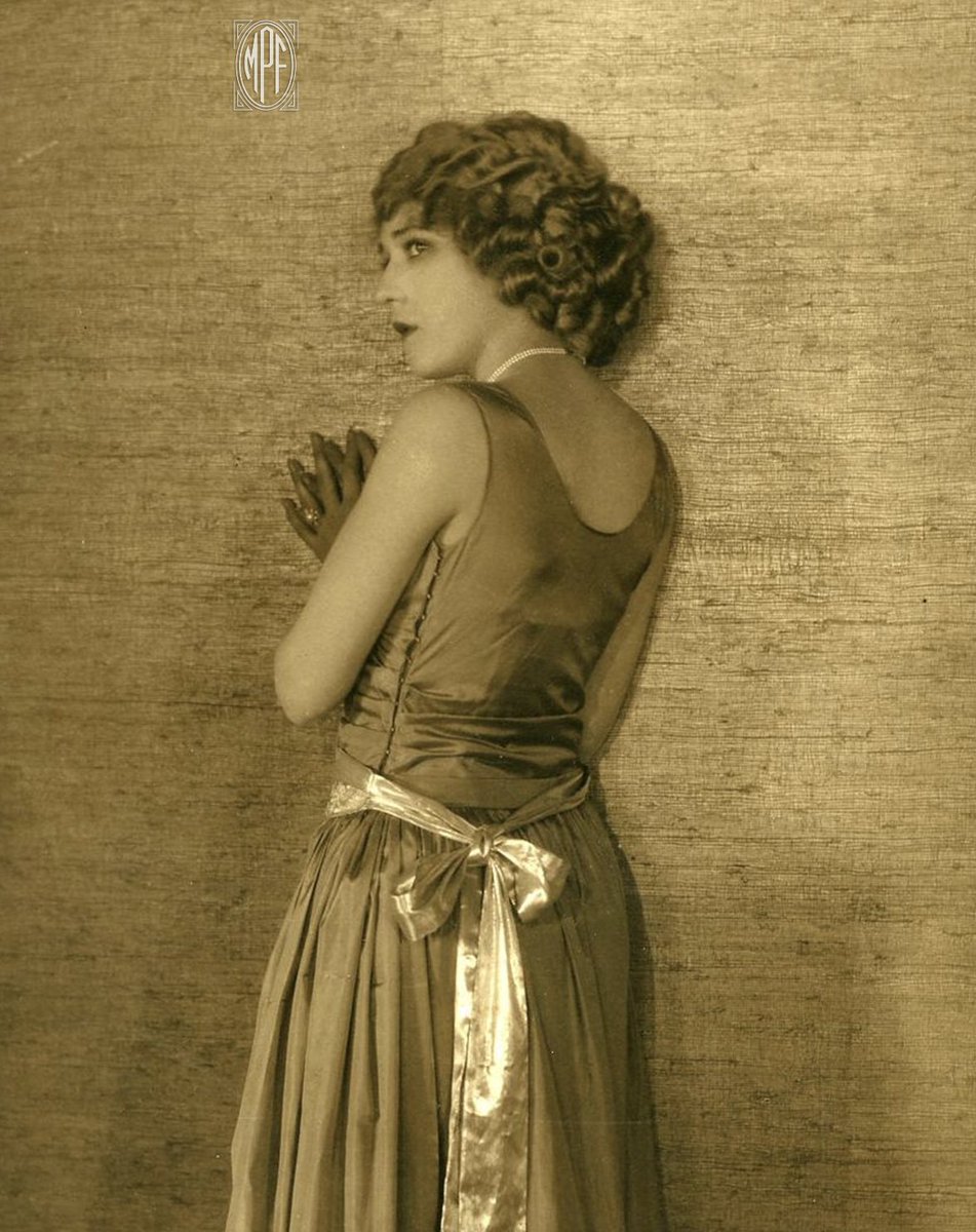 Mary posing in a gorgeous gown circa 1920

#marypickford  #hollywoodglamour #iconoclasts