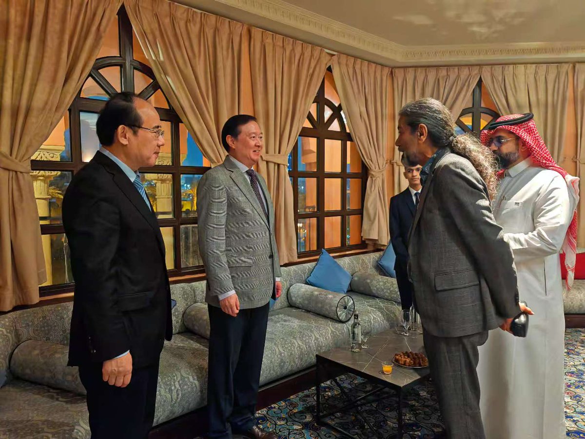 AmbChangHua's tweet photo. سررت لحضوري فعاليات "ليلة السينما الصينية" في جدة . في الوقت نفسه، تُقام فعاليات "ليلة السينما السعودية" في أربع مدن صينية. كما التقيت بطلاب من جامعة الملك عبدالعزيز الذين عادوا لتوهم من رحلة إلى الصين، وقد أخبروني بحماس عن تجاربهم في بكين.🇨🇳🇸🇦 https://t.co/0HAwJGuadD