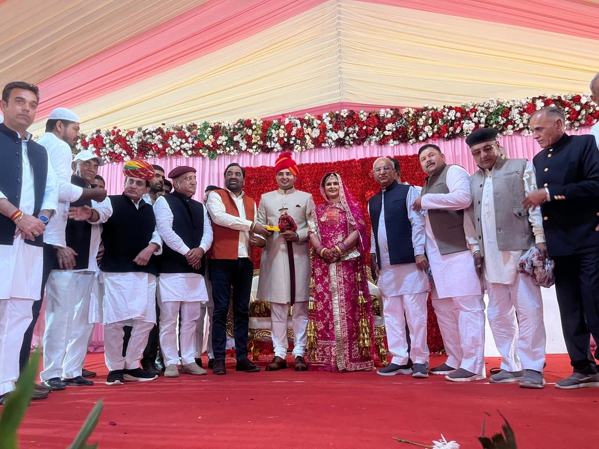 hanumanbeniwal's tweet image. आज जोधपुर जिले के बिलाड़ा में स्थित बिश्नोई फार्म हाउस पर श्री मलखान सिंह जी बिश्नोई (पूर्व विधायक),श्री महेंद्र बिश्नोई (पूर्व विधायक) ,श्री परसराम बिश्नोई,श्री अमरसिंह बिश्नोई ,श्री विक्रम सिंह बिश्नोई ( उप -जिला प्रमुख) के परिवार में आयोजित वैवाहिक कार्यक्रम में सम्मिलित हुआ |