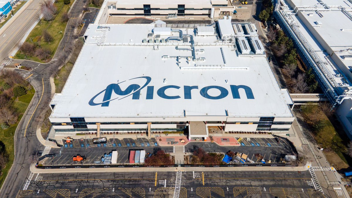 shinobi602's tweet image. Micron, a major manufacturer of RAM chips, says it is exiting the consumer memory business and focusing on chips used in data centers (AI)

➡️ reuters.com/business/micro…

This comes amid a global memory supply shortage that has seen RAM prices quadruple in price