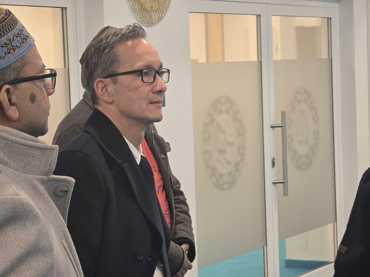 Polizeipräsident Herr Falk Schnabel zu Besuch in der neu renovierten Bait-ur-Rasheed Moschee. Neben einer Führung gab es einen konstruktiven Austausch zu Themen wie Aufklärung,  Dialog und gesellschaftlichen Frieden.

#MuslimeFürFrieden #Polizei #Dialog #Islam
