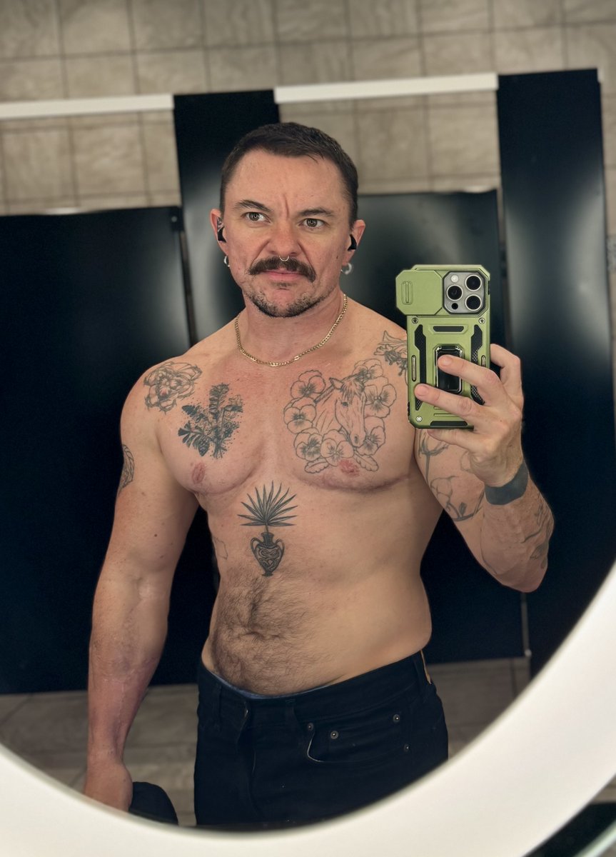 I need a massage after this workout.  Who wants to come rub daddy’s biceps? 💪🏻👨🏻