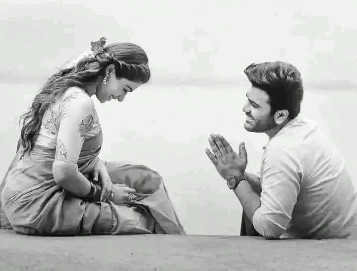 chughtai4u's tweet photo. ہمبستری وہ واحد رسی ہــــے
 جس سے بیوی اپنے شوہر کو باندھ کر رکھ سکتی ہے۔ جتنا زیادہ کوئی مرد جنسزدہ ہوتا ہے اتنا ہی وہ بیوی کے لمس کا عادی ہوتا ہے۔ نشئی ہمیشہ نشہ دینے والے کا غلام ہوتا ہے۔
 لیکن مسئلہ تب پیدا ہوتا ہـــے جب عورت اس نشے کو اپنا ہتھیار بنانے کی بجائے اسے روک کر شوہر کو آزمانے لگتی ہے۔ وہ سمجھتی ہے کہ بچے پیدا ہو چکے،
 گھر بس چکا اب شوہر کہیں نہیں جائے گا 
مگر یہی سب سے بڑی بھول ہے۔۔

بیوی جب بار بار شوہر کی جسمانی طلب کو ٹالتی ہے ، نخرے دکھاتی ہے
 تو شوہر کو بیوی کی نماز، نوافل، روزے سب زہر لگنے لگتے ہیں۔ فلسفہ، دین داری، وظیفے یہ سب باتیں اس مرد کے لیے بے معنی ہو جاتی ہیں جس کا بدن پیاسا ہو۔ بیوی اگر دل کی عبادت میں لگی ہو لیکن شوہر کا جسم بھوکا ہو تو یہ رشتہ دھیرے دھیرے کھوکھلا ہونے لگتا ہے۔

اکثر عورتیں بچے ہو جانے کے بعد سمجھتی ہیں کہ اب ان کا شوہر کہیں نہیں جائے گا اب تو وہ محفوظ ہو چکی ہیں لیکن یہی غلط فہمی اکثر گھروں کی بربادی کا آغاز بن جاتی ہے۔ دوسری شادی کرنے والے مردوں کی اکثریت انہی عورتوں کے شوہر ہوتے ہیں جنہوں نے رشتہ صرف ذمہ داری سمجھ کر نبھایا۔ محبت اور خواہش سے محروم رکھا۔ مرد کو روکا جا سکتا ہے، باندھا جا سکتا ہے لیکن صرف اس وقت جب اس کی پیاس بیوی کے لمس سے بجھائی جائے۔ ورنہ وہ پیاس کہیں اور سے بجھانے کا راستہ خود بنا لیتا ہے۔

خواتین اگر واقعی اپنے شوہروں کو جوڑے رکھنا چاہتی ہیں تو وظیفوں ، منزلوں اور روحانی مشغلوں سے نکل کر شوہر کی حقیقی منزل بنیں۔ گھر صرف دعاؤں سے نہیں چلتے بلکہ ان جسمانی حقیقتوں سے بندھے ہوتے ہیں جنہیں اکثر جھجک یا شرم کے نام پر نظر انداز کر دیا جاتا ہے۔ 
اگر بیوی خود کو شوہر کی ضرورت نہیں صرف فرض سمجھنے لگــــے 
تو پھر شوہر بھی ایک دن فرض ادا کر کے کسی اور کی خواہش بننے نکل پڑتا ہے۔
🖤💯✅
تحریر تعبیر فاطمہ
منقول فرام چہرہ کتاب
