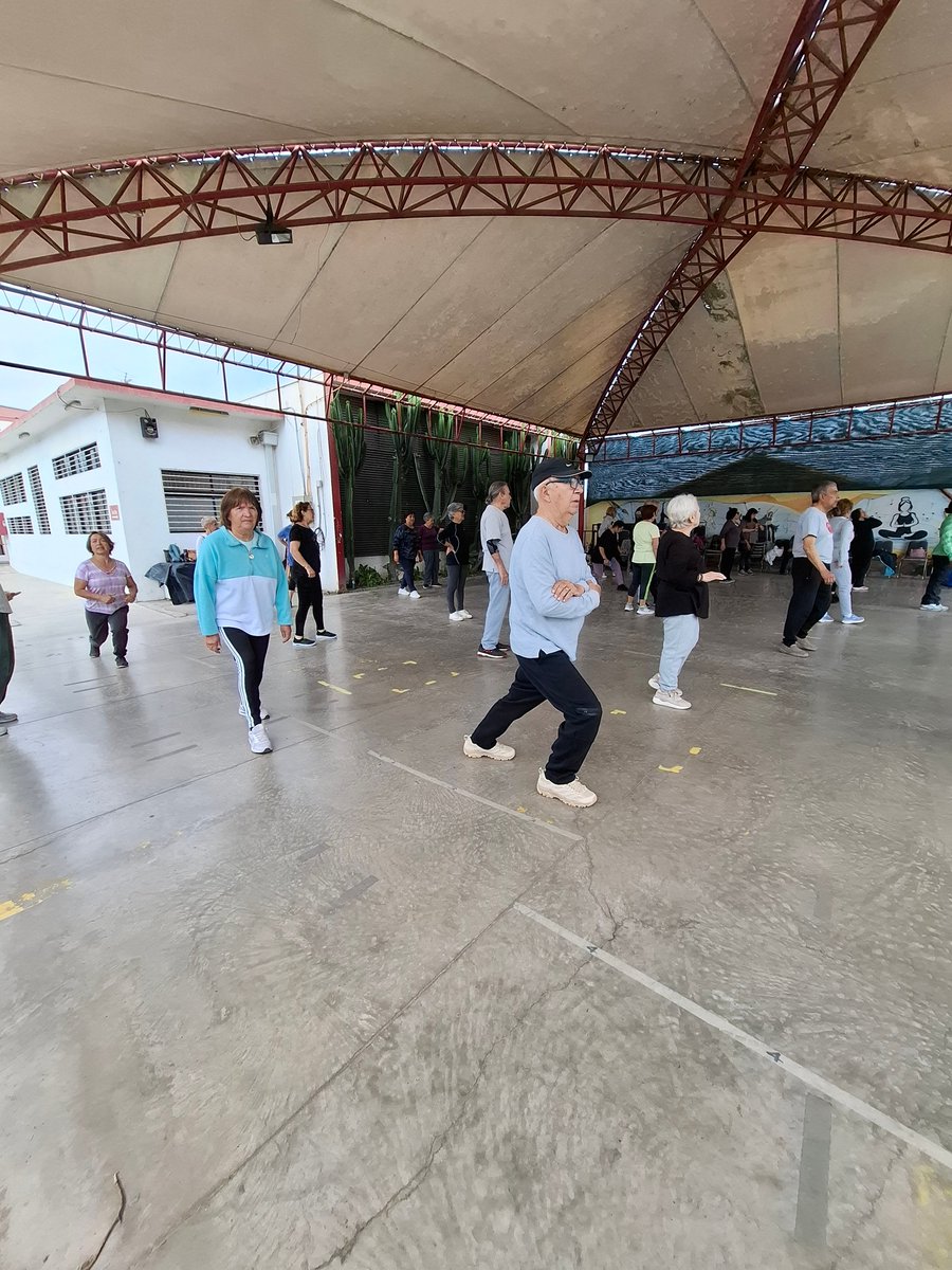 CentroCCCE's tweet image. Con diferentes ritmos de canciones de artistas nacionales y extranjeros, además de folclor chileno, continuó este miércoles el taller gratuito de Acondicionamiento Físico 🏃‍♀️🏃 que se imparte en nuestro 📍 Centro Comunitario y Cultural del municipio.