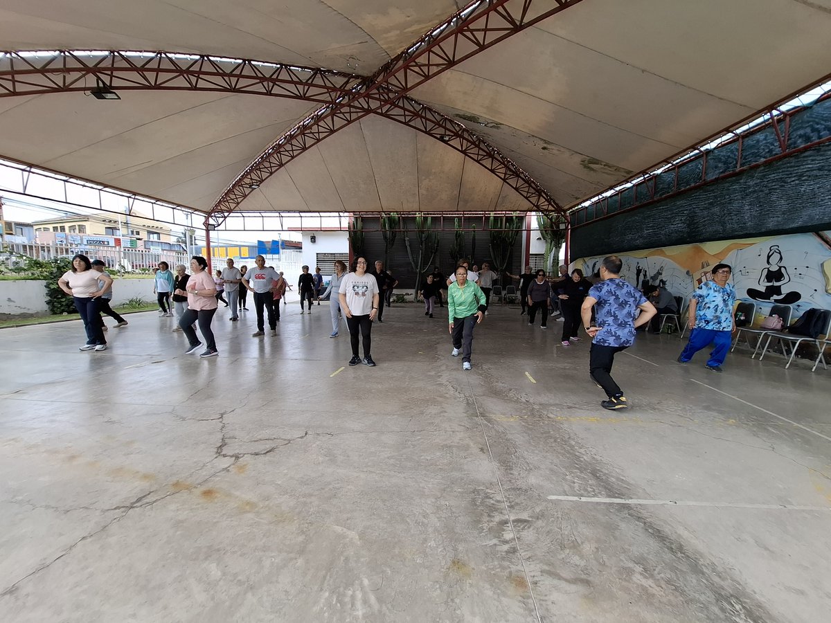 CentroCCCE's tweet image. Con diferentes ritmos de canciones de artistas nacionales y extranjeros, además de folclor chileno, continuó este miércoles el taller gratuito de Acondicionamiento Físico 🏃‍♀️🏃 que se imparte en nuestro 📍 Centro Comunitario y Cultural del municipio.