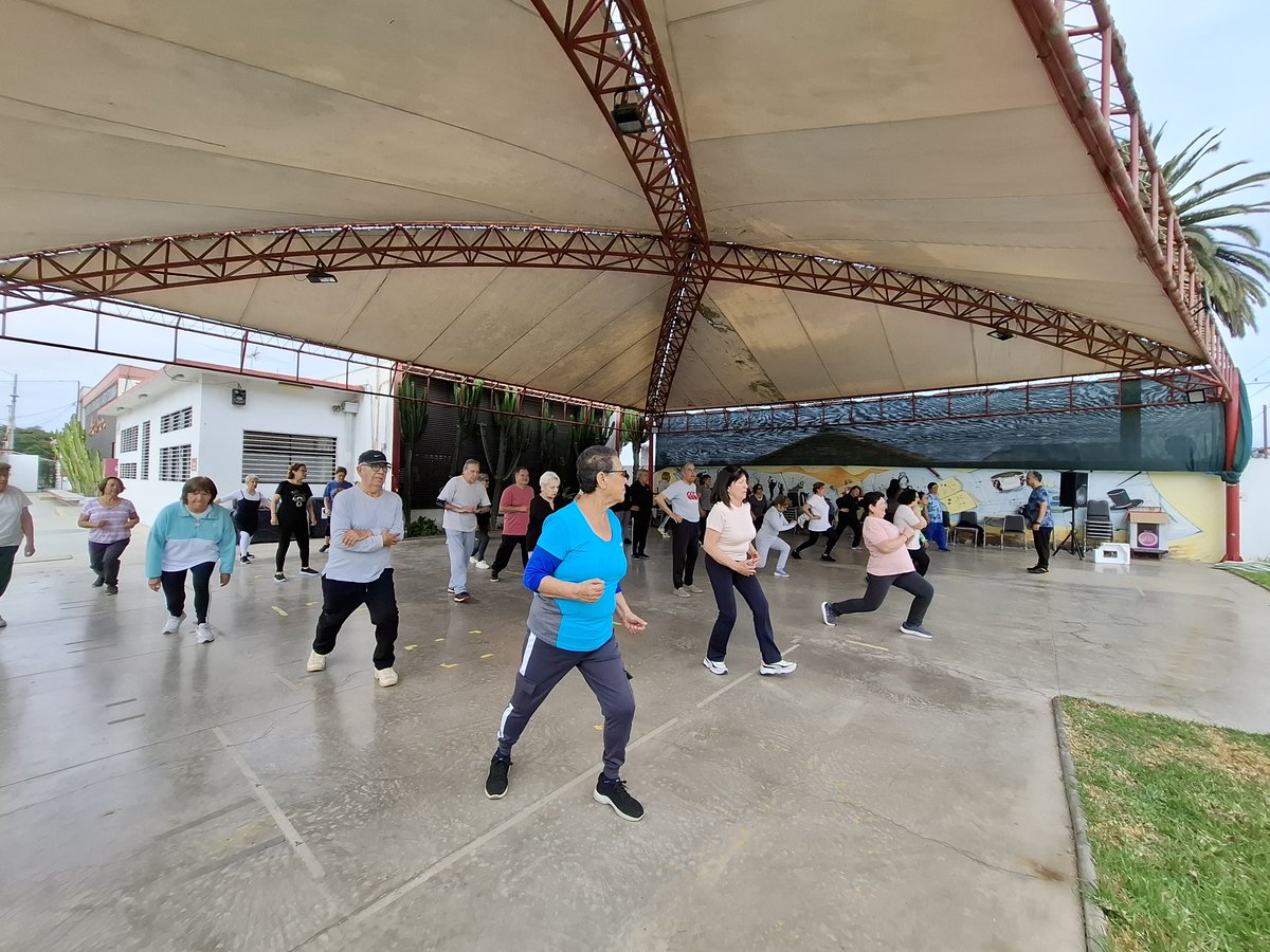 CentroCCCE's tweet image. Con diferentes ritmos de canciones de artistas nacionales y extranjeros, además de folclor chileno, continuó este miércoles el taller gratuito de Acondicionamiento Físico 🏃‍♀️🏃 que se imparte en nuestro 📍 Centro Comunitario y Cultural del municipio.