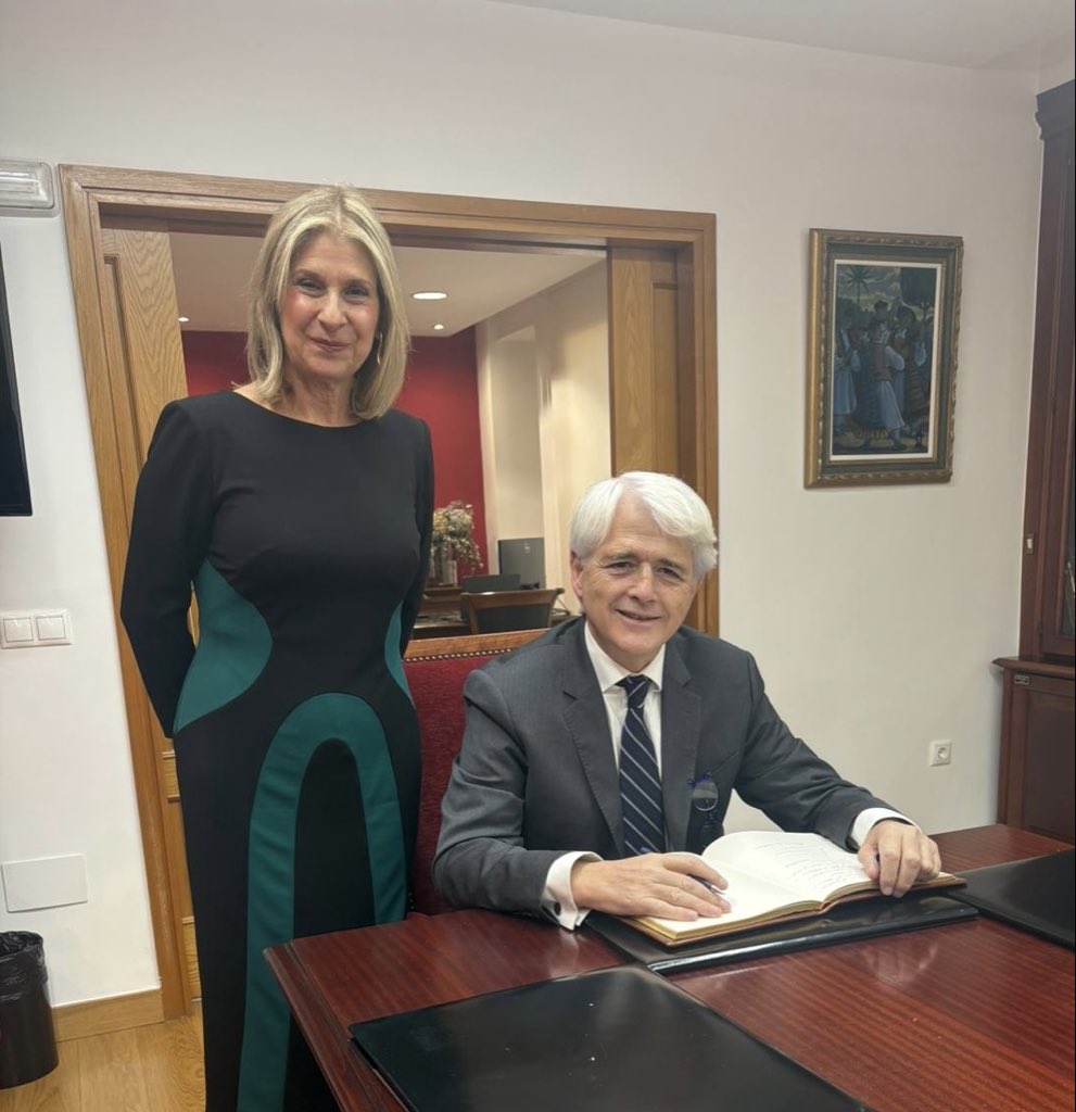Abogacia_es's tweet photo. El presidente de la Abogacía, @SGMSALVADOR1, visita el @ICAMURoficial con motivo de las XXVII #JornadasExtranjería que se celebran este jueves y viernes en Murcia. Ha firmado en el Libro de Honor del Colegio y se ha reunido con las colegiadas y los colegiados para conocer de cerca su situación.